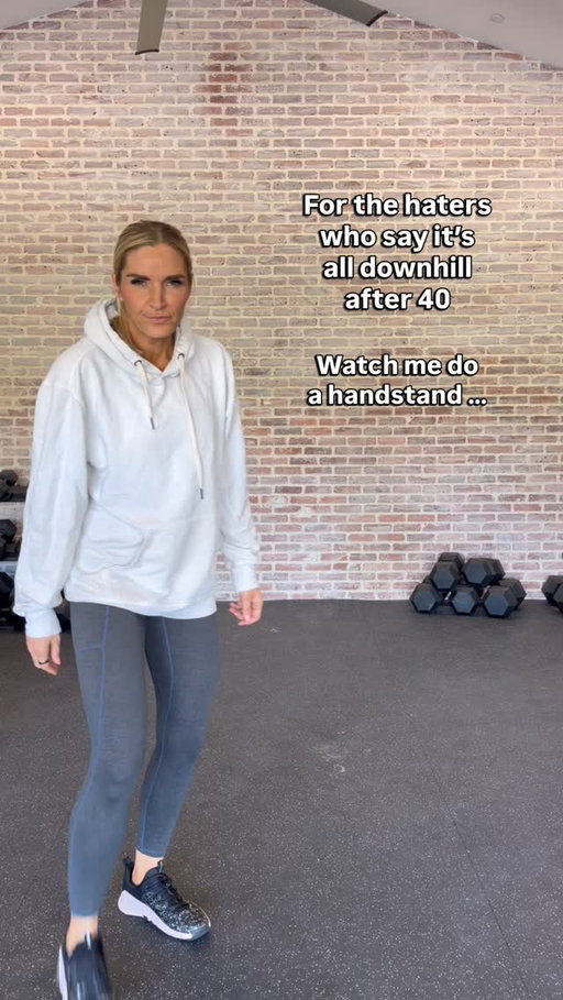 Don’t make me show you a walking handstand! Come at us 20 something-year-olds. You got nothing on Millennials and Gen X.

We have all kinds of unique talents and life experience💅. 

@dfh.training.pics- hands on coaching, make fit simple app and diastasis recti guide 

And thank you @mr.goroscaks for the inspo