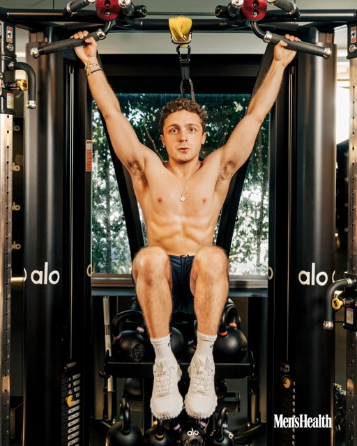 Jake Shane has climbed the charts with his ‘Therapuss’ podcast, where the comedian interviews celebrities in conversations that veer between loose and chatty to deeply introspective. But he’s recently turned heads for digging deep in another venue: the gym. We dropped in on one of Shane’s workouts to see the grind behind his transformation—from supersets of TRX pushups and pullups to explosive landmine presses to sled pushes with almost 300 pounds of resistance. The 26-year-old podcaster is feeling himself more these days, but that doesn’t mean he’s ready to ditch his brand of self-deprecating humor or stop being open about his insecurities with fans. “I just need to find a new lane to make fun of myself that’s not my body,” he says. Read our interview with Shane at the link in our bio.

📷 @jose_mandojana