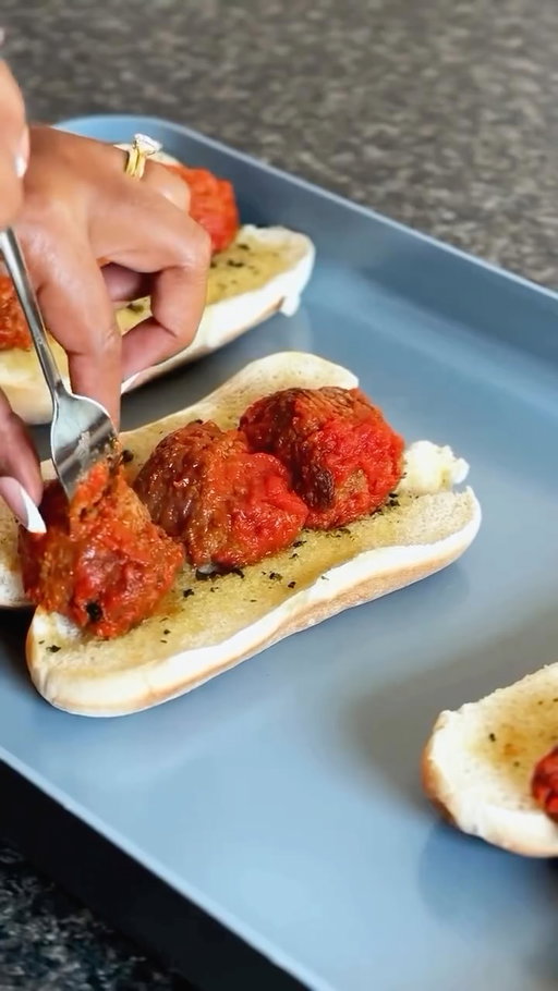 Reasons to skip takeout tonight:

🥖 Toasty bread
🧀 Extra cheese
🍅 Fully cooked meatballs in sauce
⏱️ Ready in minutes

Sounds like a win to us ✅

Find our meatballs at select @walmart stores. 

#meatballsubs #mamamancini #easydinnerideas #meatballsandwich