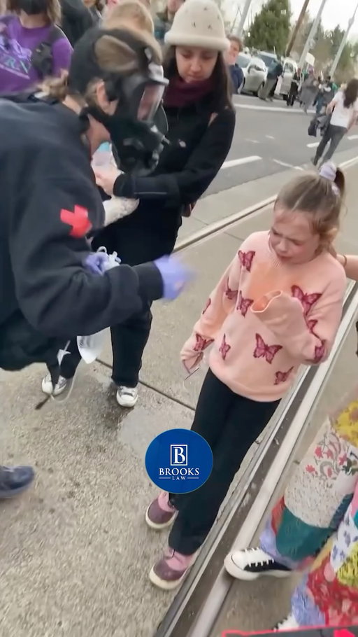 💨 Uso de gás lacrimogêneo em protestos: Até onde vai a lei?

As imagens de uma menina atingida por agentes químicos chocam, mas elas também servem como evidências jurídicas fundamentais.

Se você sofreu um acidente, se machucou no trabalho ou está enfrentando o processo de imigração, você merece ter alguém ao seu lado.

Nós ajudamos pessoas reais a atravessar alguns dos momentos mais difíceis da vida. Nossas consultas são sempre GRATUITAS, e nós estamos aqui para ouvir você.

📲 Envie uma mensagem ou ligue para 617-245-8090 e agende sua consulta gratuita hoje mesmo. 

#DireitosCivis #ForcaExcessiva #ProtestosEUA #QuartaEmenda #BrooksLaw