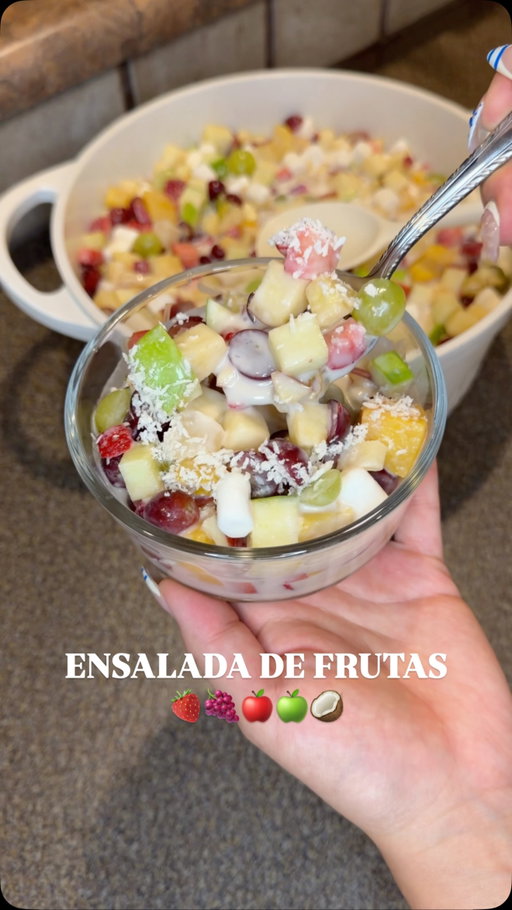This is a family favorite and it’s so easy to make! Per usual, if you want me to send you the recipe in a dm, just comment “recipe” If you want the l!nk to the chopper comment “chopper” and I’ll send it your way 🫶🏼✨
ib: @lov.kari 
.
#dessert #postre #fruitsalad #foodie #ensaladadefrutas 
@naturalgrocers @mycitymarket @wholefoods @mydandies @delmonte @nestleusa @nestle @ninjakitchen @driscollsberry @amazon @frontiercoop @krogerco