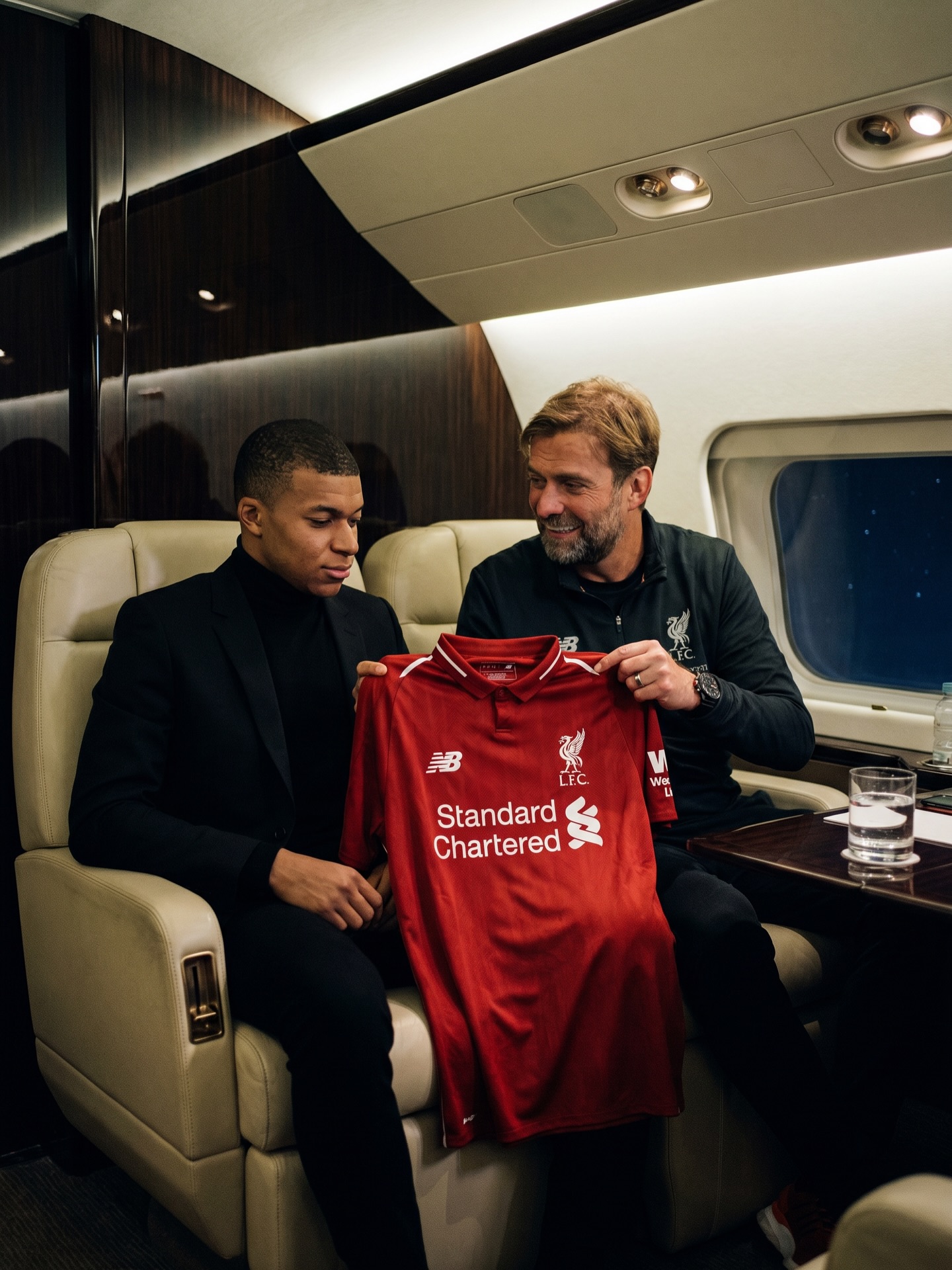 ✈️🤯 A big private jet with five rooms. Kylian Mbappé and his family. Jürgen Klopp. 𝐖𝐇𝐀𝐓 𝐀 𝐒𝐓𝐎𝐑𝐘. 😱🎞️

Did you know why Kylian and Klopp were 𝐩𝐨𝐢𝐧𝐭𝐢𝐧𝐠 𝐚𝐭 𝐌𝐛𝐚𝐩𝐩𝐞’𝐬 𝐦𝐨𝐭𝐡𝐞𝐫 and laughing yesterday? In 2017, the Reds were trying.

The mission was to sign Mbappé. “𝐈 𝐭𝐚𝐥𝐤𝐞𝐝 𝐭𝐨 𝐋𝐢𝐯𝐞𝐫𝐩𝐨𝐨𝐥, 𝐭𝐡𝐞 𝐟𝐚𝐯𝐨𝐮𝐫𝐢𝐭𝐞 𝐜𝐥𝐮𝐛 𝐨𝐟 𝐦𝐲 𝐦𝐮𝐦; she loves them!”, Kylian said ❤️

Jürgen Klopp revealed all details on what really happened 😲 

“The 𝐦𝐨𝐬𝐭 𝐞𝐱𝐩𝐞𝐧𝐬𝐢𝐯𝐞 𝐧𝐨𝐧-𝐭𝐫𝐚𝐧𝐬𝐟𝐞𝐫 𝐰𝐞 𝐢𝐧𝐯𝐞𝐬𝐭𝐞𝐝 𝐢𝐧. We flew from Blackpool to Nice. In Nice, the whole Mbappé family got on board a private plane with 𝐟𝐢𝐯𝐞 𝐫𝐨𝐨𝐦𝐬 or something”. 👨🏼‍✈️🛫

“It was a 𝐕𝐄𝐑𝐘 𝐁𝐈𝐆 𝐏𝐋𝐀𝐍𝐄. We really went big. Then we flew around in a circle, talked to the family and we ate good food”.

“All of this happened… in the plane. We were 𝐍𝐎𝐓 𝐀𝐋𝐋𝐎𝐖𝐄𝐃 to be seen. So 𝐰𝐞 𝐟𝐥𝐞𝐰 𝐢𝐧 𝐚 𝐜𝐢𝐫𝐜𝐥𝐞. It was fantastic”, says Klopp.

“We flew, ate, had good time… then 𝐡𝐞 𝐰𝐞𝐧𝐭 𝐭𝐨 𝐏𝐚𝐫𝐢𝐬”. 😅👋🏼

A funny, nice story told to @magentatv behind that moment 🫂
