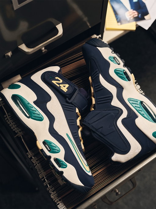 A Swing Worth Celebrating. 

Introducing the Griffey Max 1 “HOF” — honoring the 10-year anniversary of Ken Griffey Jr’s induction into the Baseball HOF. 

They were created with subtle nods to his style, stats and legacy as a whole. The Griffey Max 1 “HOF” cleat will make its debut on the diamond during the HBCU Swingman Classic.

Available now on SNKRS.