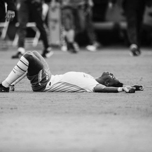 Quase quatro anos depois e novamente pensando no que escrever após uma frustração em Copa do Mundo. 

Vi tantas pessoas de todas as idades me apoiando, abraçando nosso sonho, que seria injusto manter o silêncio. Mas precisava de uns dias para refletir. 

Vestir a camisa da Seleção é o maior orgulho da minha vida, e sair de uma Copa nas oitavas é um sentimento difícil de explicar.

Sei o quanto me preparei, o quanto me concentrei, o quanto queria isso por vocês, pela minha família. 

A sensação de frustração é absurda. Tínhamos um grupo forte o suficiente para fazer mais e não conseguimos. 

Peço desculpas e lutarei pelo nosso sonho de voltar ao topo do mundo.

🤞🏿❤️