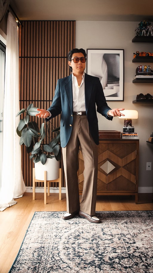 Thrifted a $30 vintage @oscardelarenta blazer so you know I had to throw a fit…1970s style 😉 What are your thoughts on this fit?

Also had to take a page out of @kevin_ayia’s playbook at the end 🙌🏼
—————————
#70sfashion #mensstyle #navyblazer #retrostyle #vintageclothes