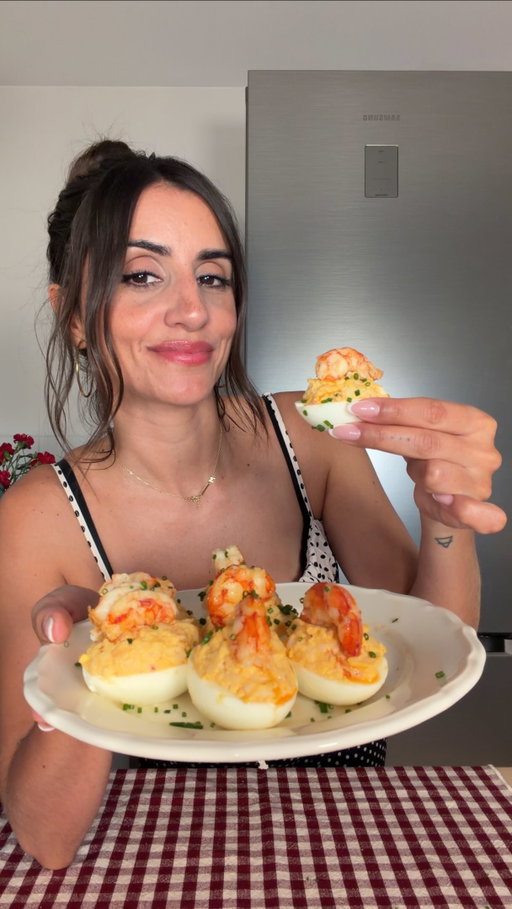 Huevos rellenos de gambas al ajillo 🍳🦐 

Ya es hora de que lo pruebes 😍

🗒️ INGREDIENTES:
-6 Huevos cocidos
-15 gambones o gambas
-3 ajos
-Guindillas al gusto
-Sal y pimienta 
Para la mayonesa:
-1 huevo
-100ml del aceite de las cabezas de las gambas 
-100ml de aceite (de oliva suave o girasol)
-Sal

#recetasfaciles #recetascaseras #huevosrellenos #gambasalajillo #gambas