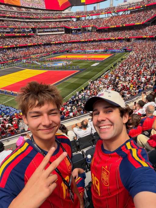 7 years later the siblings finally made it to the World Cup!!!! (with the same haircuts)