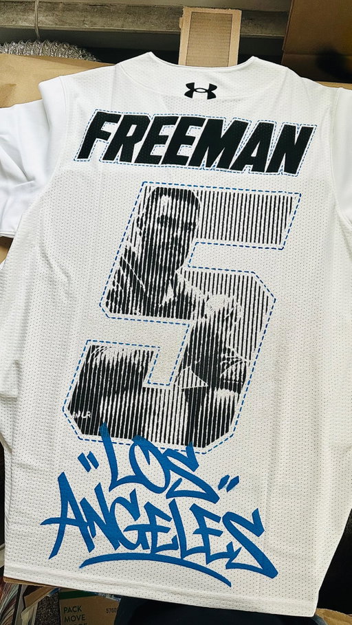 For MLB All-Star Weekend, I was asked to create six custom jerseys for Under Armour’s @uadugout experience in Philadelphia.

Each jersey was painted using stencils and spray paint, with colors inspired by the athlete’s team and city.

Here’s the process behind Freddie Freeman’s piece.

#MLBAllstar #UnderArmour #UADugout #Dodgers #Baseball