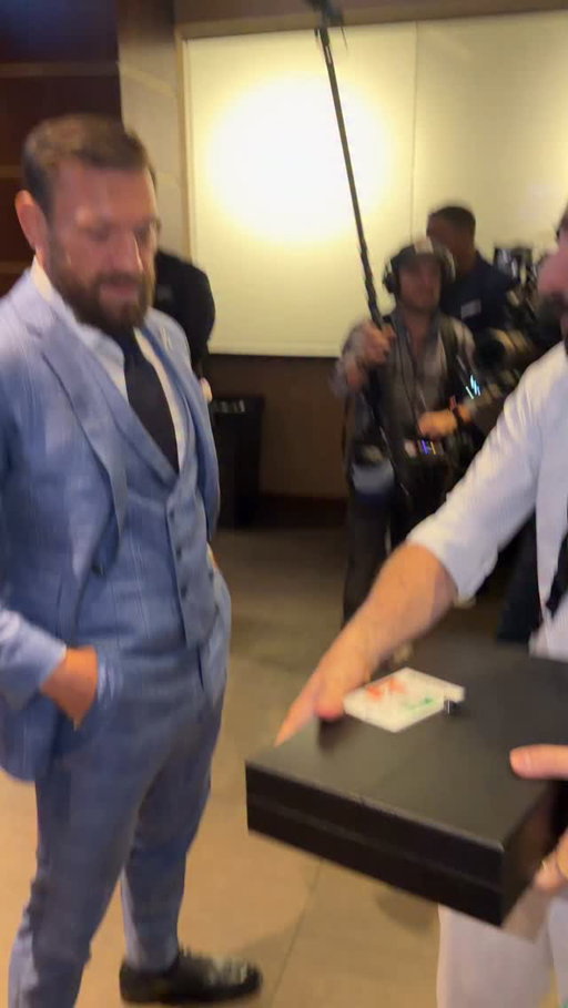 Both @thenotoriousmma and @tuckercarlson are very serious about what they are doing. TRAXNYC.com @alppouch

@mickytrax