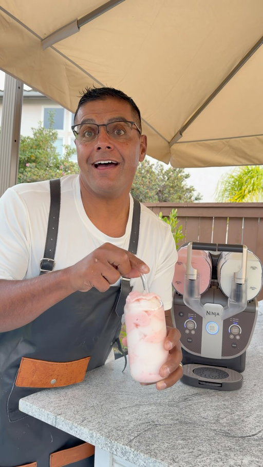 Chef Ruben in the houseeee!!! @ninjakitchen and the Ninja Slushi Twist got dad on drink duty from now on 🍋🍓 #ninjapartner #ninjaslushitwist
