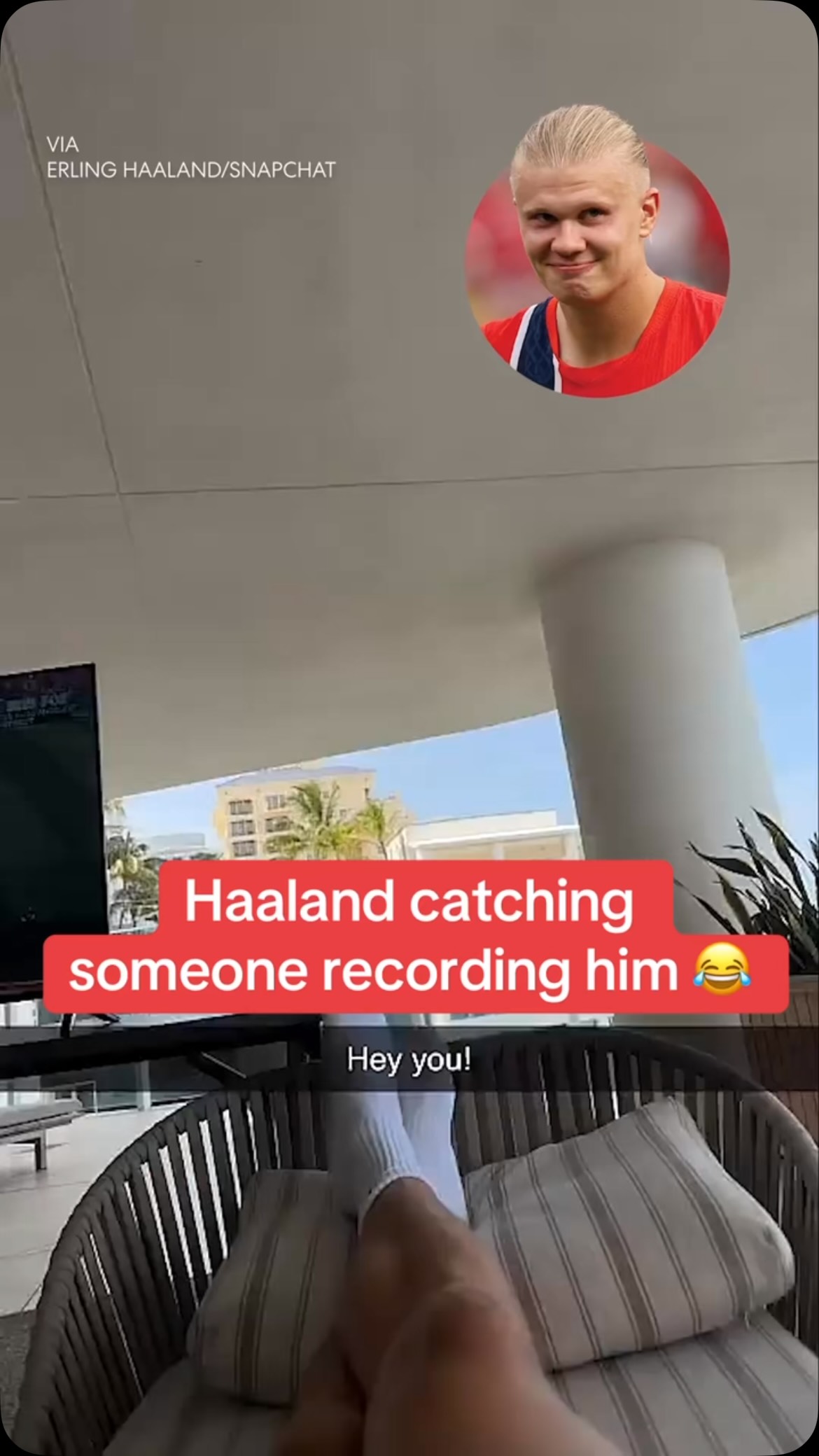 Norway star Erling Haaland caught someone recording him on his hotel balcony 👀

(via @erling)