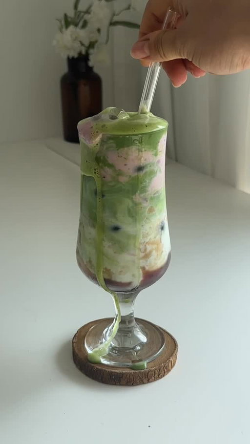 Blueberry matcha latte with strawberry berry yogurt 🍵🍓

First time having this surprisingly the yogurt makes the matcha taste so good! Like soury tangy taste 

#matcha #strawberrymatcha