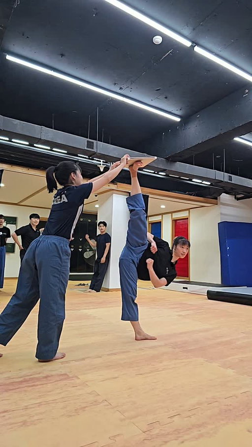와.. 근력 + 유연성 + 속도
월드클래스 에바의 순간 옆차기 격파

#미르메 #태권도 #격파 #옆차기
미르메는 친환경 송판 온무와 함께합니다
@eva_sandersen @onmu_official