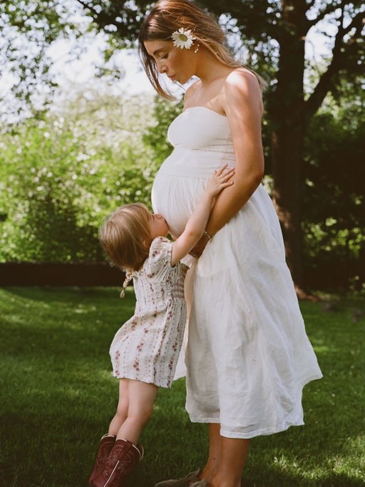 Best thing about me is you 🤍🌎 
Surprise session with our girl @gabbysaywhatt at the farm bc Matt knows I’d never set up Maternity photos 🤝🏼🐓
.
#mom #pregnant #photography