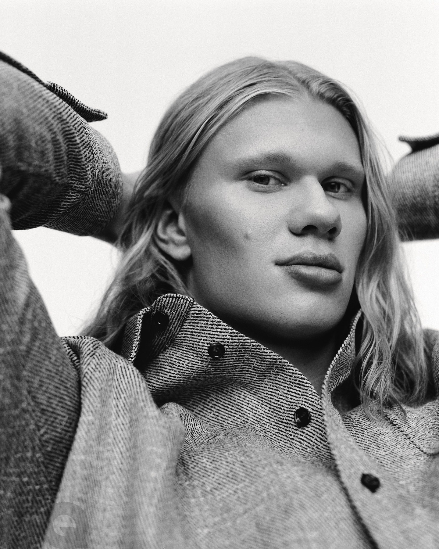 It's England versus Norway match day—who will continue on in the World Cup? ⚽ You wouldn't be wrong to place your bets on @Erling Haaland—the Norwegian nightmare, the force-of-nature striker—who has definitively become one of the most talked-about athletes in the tournament. 

“I try to be a bit more smart, a bit more sharp, ahead of the people I play against,” Haaland told GQ in 2023. Revisit his full GQ HYPE profile at the link in bio. 🇳🇴

Written by @olifranklinwallis
Photography by @buzzwhitestudio