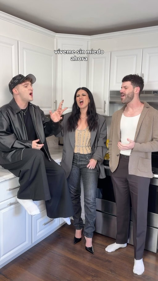 what an honor to sing Víveme with the incredible @LauraPausini 🤍 one of our favorite voices ever. gracias por tanto 🫶🏻 @jonathantilkin ✨ #sing #laurapausini #viveme