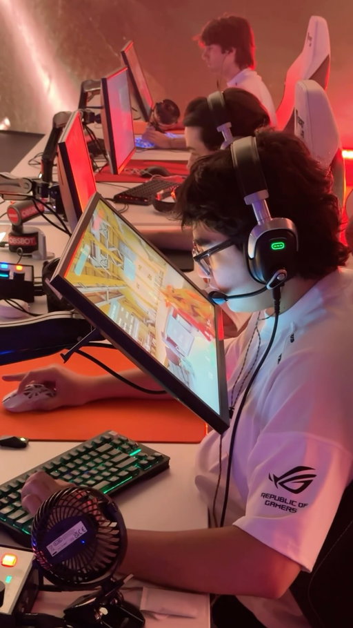Bro plays the game in 3D 😂 

#ewc #gaming #esports #valorant #gamingcommunity