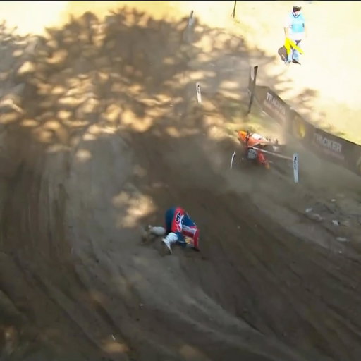 HUGE crash for Sacha 

He gets up and maintains the lead 🤯 

#ProMotocross #SMX