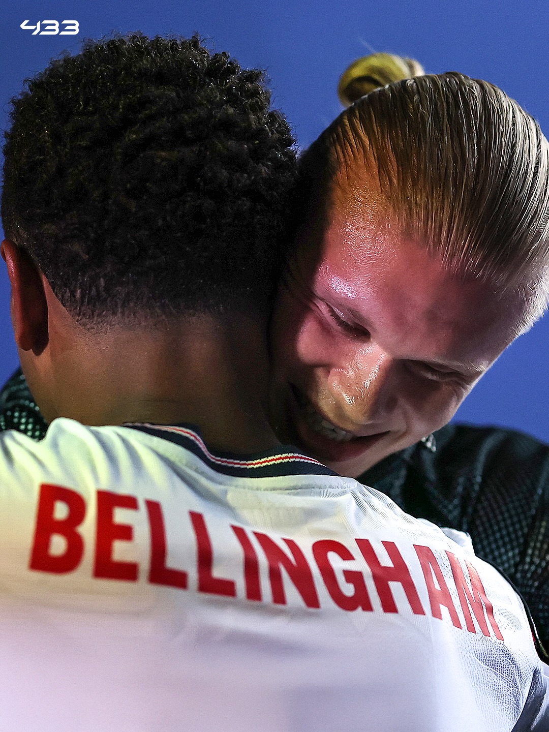 𝗢𝗟𝗗 𝗙𝗥𝗜𝗘𝗡𝗗𝗦 𝗥𝗘𝗨𝗡𝗜𝗧𝗘𝗗 🤗

Erling Haaland 🤝 Jude Bellingham

And of course, Haaland shows his respect for Harry Kane too. A battle between two world-class strikers 😮‍💨