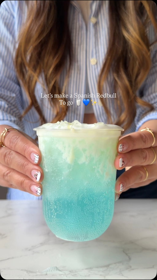 My version of a Spanish Latte! but this time with Vanilla Berry Red Bull and condensed milk. Trust me, it’s amazing! 🤩 

Details :
Vanilla Berry Redbull 
3 tbsp of heavy cream +1/2 tbsp of condensed milk 

#redbull #dirtyredbull #blue #spanishredbull