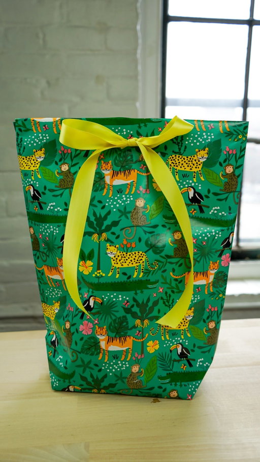 How to make a DIY Gift Bag 🛍️✨

Follow @littleelfproducts for more gift wrapping hacks and ideas! 🎁💡

#giftwrappingideas #giftwrapping #howto #crafting