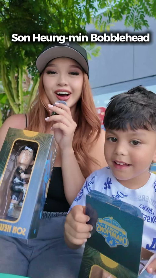 It’s a Sonny night at Dodger Stadium!☀️😎

It’s a Dodgers x LAFC crossover with a Son Heung-min bobblehead giveaway! 

@dreaaroo unboxes it 🙌