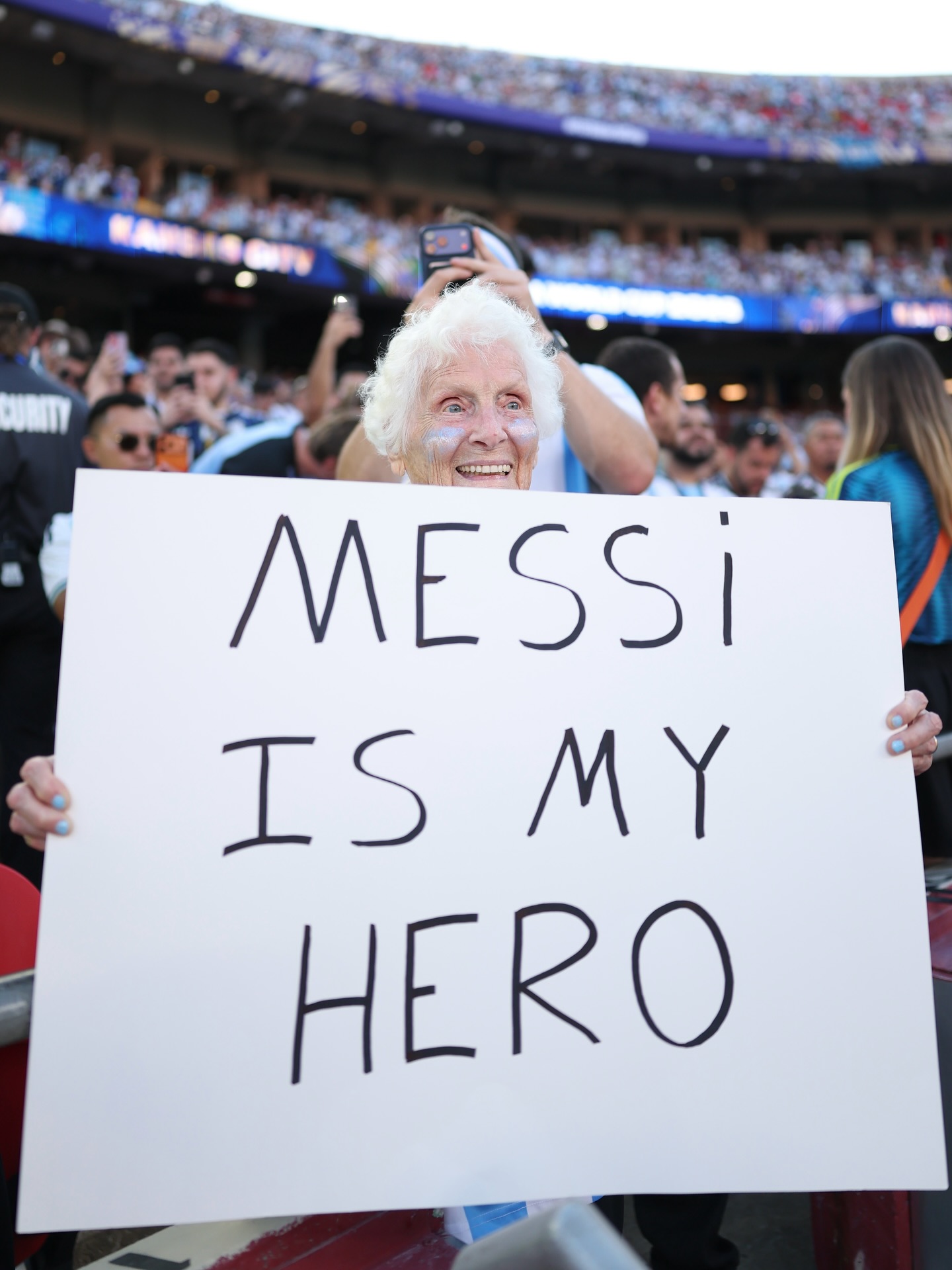 🥹👵🏼 𝟏𝟎𝟎 𝐲𝐞𝐚𝐫𝐬 𝐨𝐥𝐝... but love for Lionel Messi has no limits. She’s here again tonight and she’s 𝐛𝐞𝐚𝐮𝐭𝐢𝐟𝐮𝐥. 💞