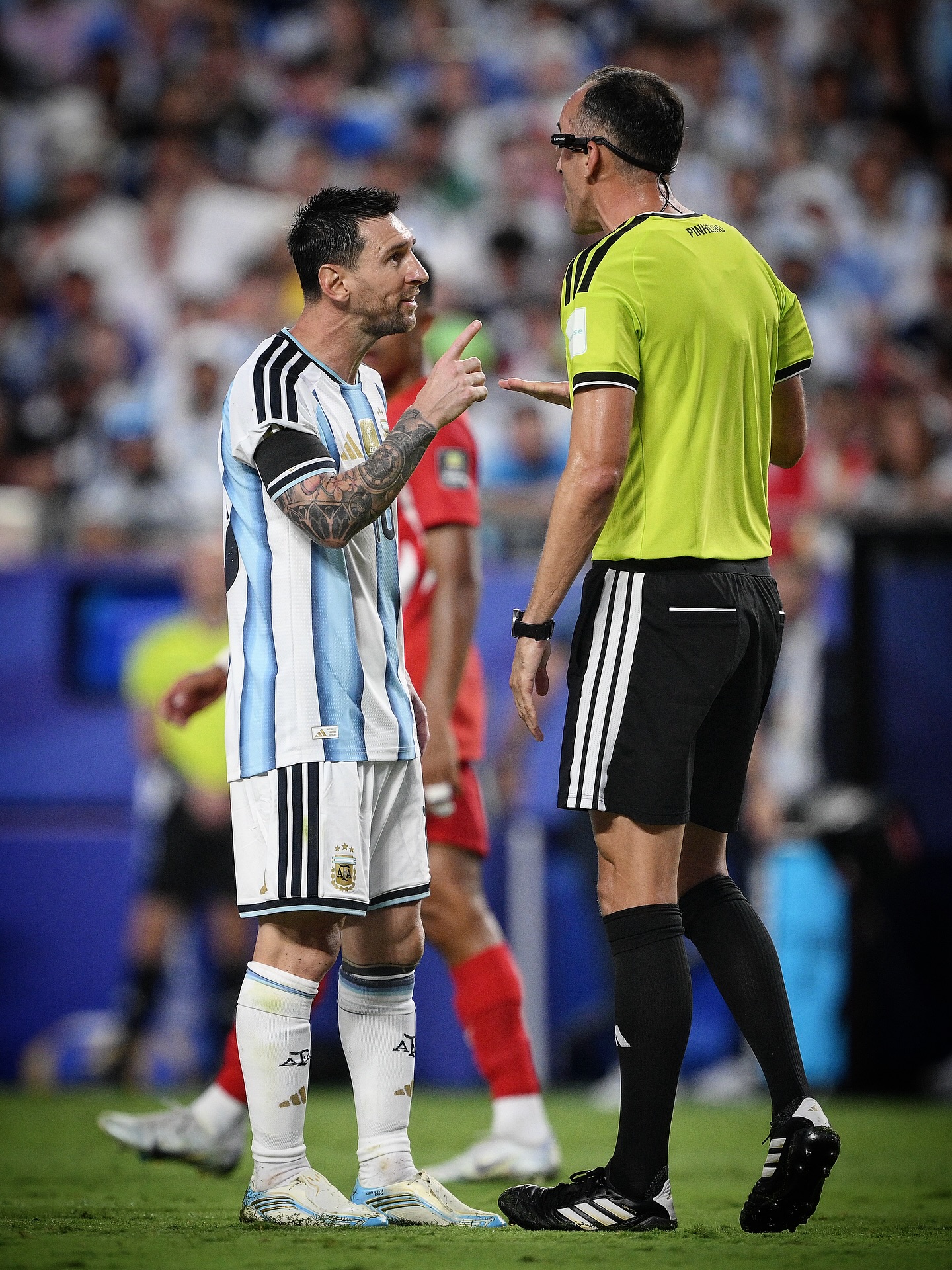 😡☝🏼 “𝐃𝐎 𝐍𝐎𝐓 𝐃𝐈𝐒𝐑𝐄𝐒𝐏𝐄𝐂𝐓 𝐌𝐄”, Lionel Messi has told the Portuguese referee João Pinheiro 🚨⚠️

“𝐓𝐚𝐥𝐤 𝐭𝐨 𝐦𝐞 𝐩𝐫𝐨𝐩𝐞𝐫𝐥𝐲 𝐩𝐥𝐞𝐚𝐬𝐞. Don’t disrespect me, I talk to you respectfully”, Messi’s words reported by ESPN Argentina 🇦🇷