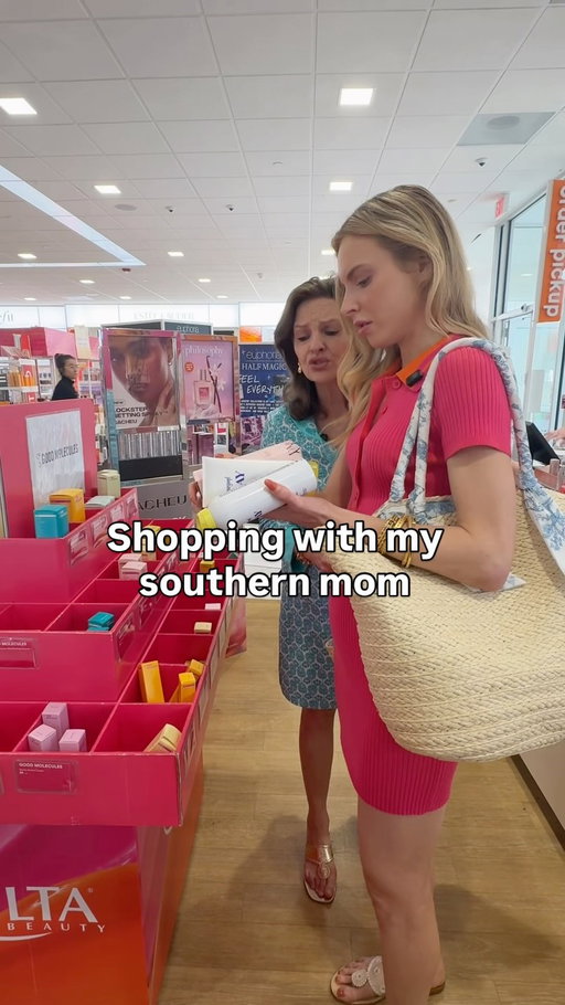 She’s always making friends 🛍️ #southernmom #funny