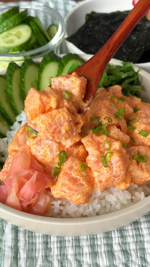 my current hyper-fixation meal 🍣

creamy salmon sashimi with lots and lots of masagooooo! 

i seriously can’t stop making this!! it’s creamy, spicy, and comes together in just a few minutes. 

all you have to do is mix sushi-grade salmon with japanese mayo, masago, and sriracha to your taste. i love serving it over a bowl of hot rice and topping it with extra masago and green onions 🤤

i might have made it 4x this week 😭

#creamysalmon #sushi #asianfood #homecooking #salmon