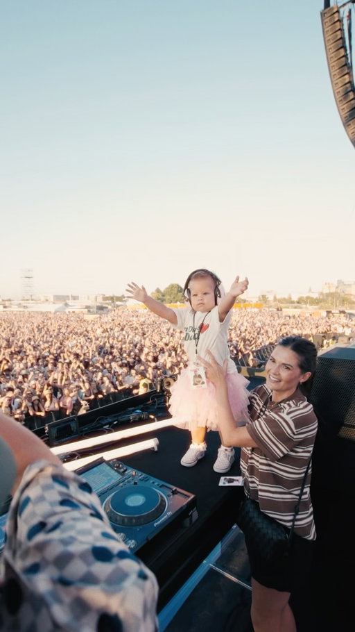 WHAT A DAY IN LONDON!!! 🤯❤️

A DREAM COME TRUE HAVING MY FAMILY ON STAGE WITH ME @chloe.fisher , AND WITHOUT A DOUBT MY FAVOURITE SHOW OF THE YEAR. 

THE ENERGY FROM ALL 20,000 OF YOU WAS ABSOLUTELY OFF THE CHARTS!!! 🔥🔥🔥

THANK YOU FOR MAKING IT SO DAMN EPIC. LOVE YOU LONG TIME, LONDON!!! ❤️🙌🙌🙌 🎥 @joespiers.mov