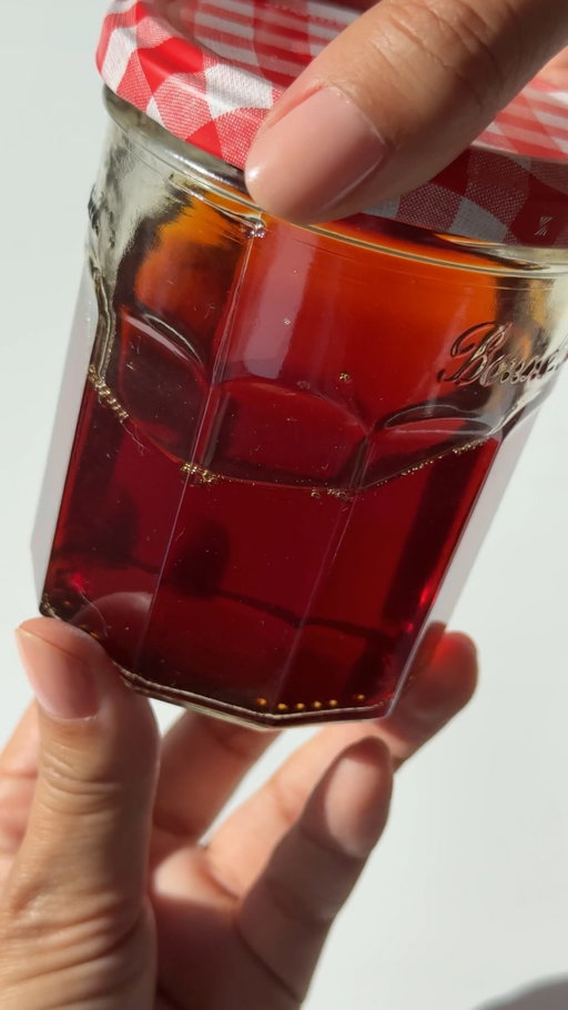 My tea syrup obsession continues with this EARL GREY SYRUP 🍃 A little bitter, citrusy + floral syrup that adds a little something special and unexpected to whatever you add it to!

It’s perfect to add to matchas, lattes + cocktails 🙂‍↕️ What would you add it to? 

Ingredients — yields 8oz
• 2 earl grey tea bags
• 4 oz (120 ml) hot water 
• 1/2 cup sugar (I used white granulated)

Start by combining your earl grey tea bags with hot water and letting them steep for 5 minutes. Once steeped, remove tea bags and add your sugar and stir until all of the sugar has dissolved. Let cool, then store in an airtight container for 2 weeks. 

#simplesyrup #earlgrey #cafe #tea #homecafe
