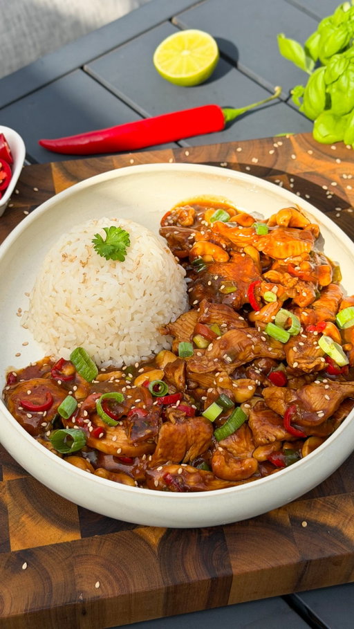 Anzeige |🍗 🌶️ Spicy Hähnchen- Cashew Pfanne mit Reis 📌 Rezept zum Speichern

Hey Foodies 💛
Saftig, würzig und mit crunchy Cashews 😍
Diese Pfanne ist super schnell gemacht und schmeckt wie vom Lieblings-Asia-Restaurant!

Ihr fragt mich ganz oft, welche Töpfe und Pfannen ich benutze. 😊 Ich koche tatsächlich schon seit einigen Jahren mit @hexclad_europe und bin immer noch super zufrieden! 🫶

Ich liebe, dass man alles richtig schön scharf anbraten kann, ohne dass etwas festklebt – dank der Hybrid-Technologie mit keramischer Antihaftbeschichtung. 🔥 Außerdem sind sie backofenfest, spülmaschinengeeignet, für alle Herdarten (auch Induktion) geeignet und es gibt sogar eine lebenslange Garantie auf Herstellerfehler. 🙌

🛒 Zutaten (für 3-4 Portionen)
🐔 800g  Hähnchenbrustfilet
🧄 3 Knoblauchzehen (gehackt)
🫚 1 EL Ingwer (gehackt)
🌿 1 Bund Frühlingszwiebeln in Röllchen
🌶️ 2-3 rote Chilischoten
🥜 100 g geröstete, gesalzene Cashewkerne
🫒 2 EL Sesamöl

🧂 Marinade
🥄 2EL Austernsauce
🥄 4EL dunkle Sojasauce
🌽 1TL Speisestärke
🌶️ 1 TL Paprika edelsüß

🥣 Sauce
💧 160ml Wasser
🌽 1,5EL Speisestärke
🥄 3EL Sojasauce
🥄 1EL Austernsauce
🍚 1TL Zucker
👉 Alles glatt verrühren

Auserdem 
🍚 Langkornreis
🌾 Sesam

👩‍🍳 Zubereitung
1️⃣ Langkornreis waschen und mit der doppelten Menge an Wasser und Salz ca. 15 Minuten bei kleiner Hitze köcheln lassen.
2️⃣ Chilis der Länge nach halbieren und die Kerne entfernen. Anschließend in kleine Streifen schneiden. 
3️⃣ Hähnchen in mundgerechte Stücke schneiden und mit der Marinade vermengen.
4️⃣ Sesamöl in einer Pfanne/Wok stark erhitzen und das Hähnchen ca. 1-2 Minuten scharf anbraten.
5️⃣ Knoblauch und Ingwer dazugeben und kurz mitbraten.
6️⃣ Ca. 2 Minuten bei mittlerer Hitze garen lassen.
7️⃣ Sauce dazugeben und einköcheln lassen. 
8️⃣ Frühlingszwiebeln, Chili und Cashews dazugeben. Noch ca. 1-2 Minute köcheln lassen und mit dem Reis servieren.

#asiaküche #hähnchenpfanne #schnellerezepte #wokliebe #hexclad