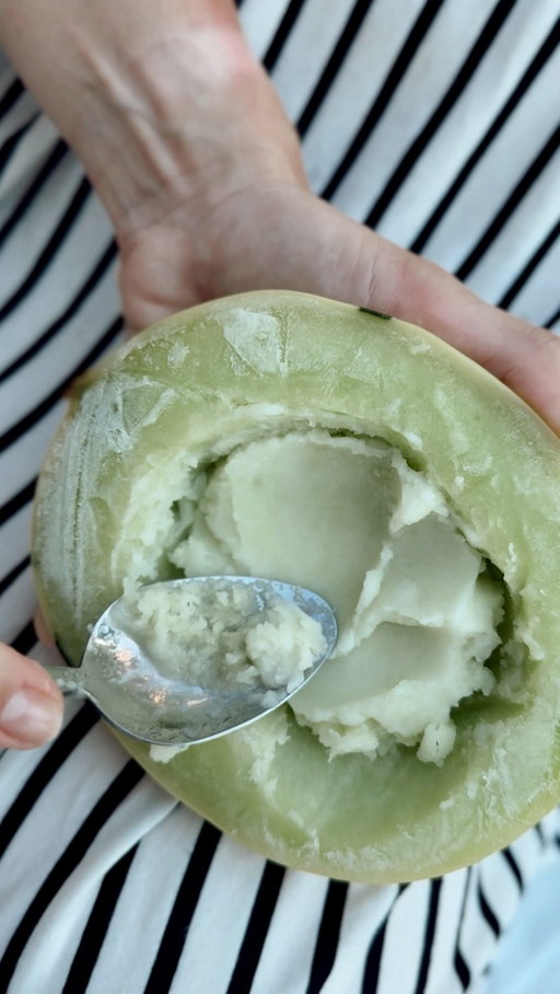 Sasaldēta melone, piens un karote 🍦

Ieliec saldētavā pusi melones, arbūza vai bumbiera. Pirms tam vari iekšiņu melonei un bumbierim izgrebt, aptin ar plēvi un atstāj uz 5-6h saldēties.

Izņem no plēces, pagreb, pielej nedaudz piena, vēl pagreb līdz veidojas forša masa un ar salčuka karoti liec trauciņā. Dekorē ar jebko, kas garšo! 🤩

#icecream
#homemadeicecream