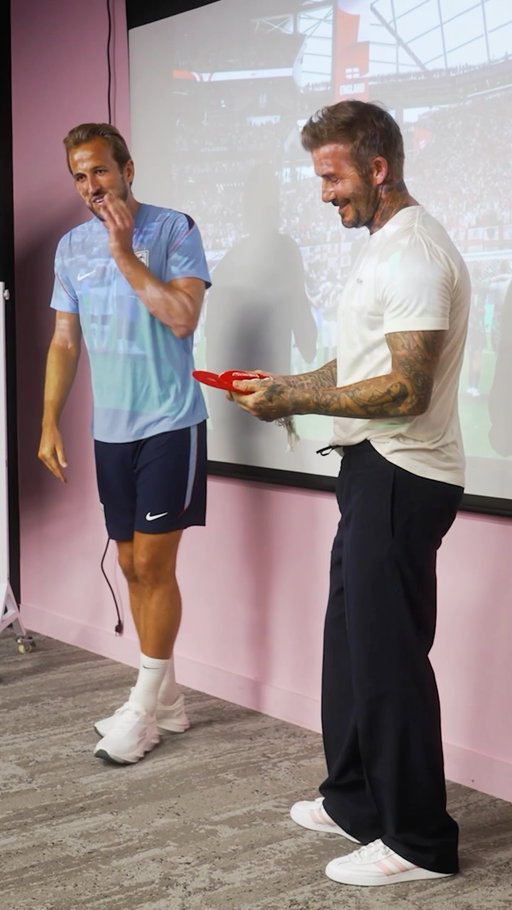 A special presentation for a #ThreeLions legend ⭐️

Sir David Beckham received his legacy cap from Harry Kane in Miami 👏