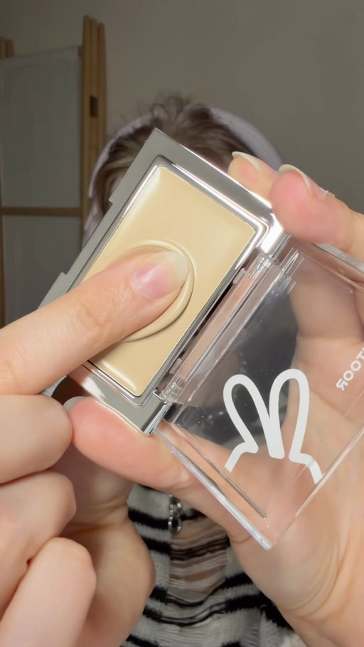 olive cream blush 🫒

brand: Hyntoor • the beauty behind cream products is that you can use them for different purposes and this indeed was a color corrector and I just didn’t activate my two brain cells 

🫶🏻
#creamblush #cbeauty