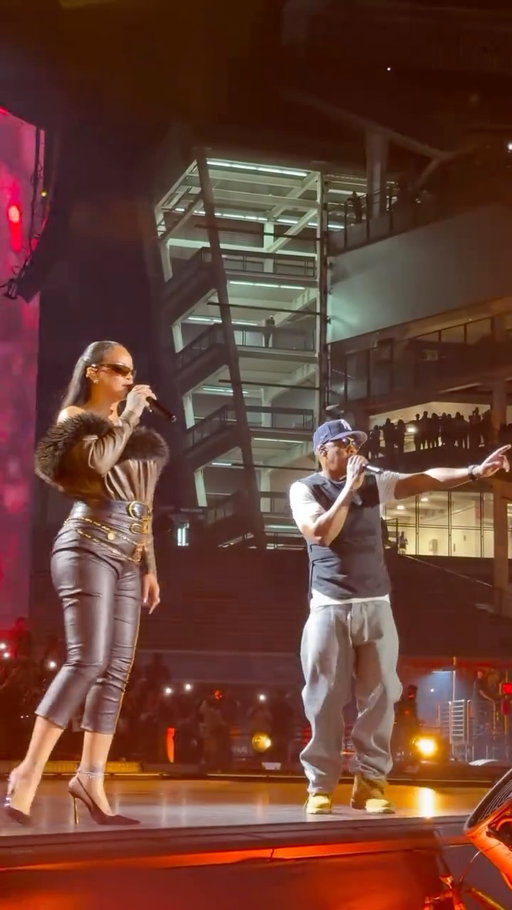 JAY-Z x RIHANNA ‘RUN THIS TOWN’ LIVE AT YANKEE STADIUM 🚨

(🎥 TT: rocnation)