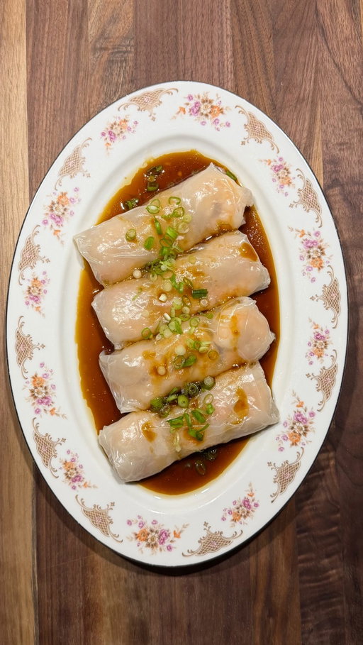 Prawn Rice Rolls 虾肠粉cheats version for girl dinner 🎀 

low-effort, high-reward 💅

Makes 4 rolls:
THE PRAWNS
Marinate 12 peeled prawns for 10 mins in:
• 1/2 tsp salt
• dash of white pepper
• 1/2 tsp sesame oil
• 1/2 tsp cornstarch

THE WRAP
You’ll need 8 sheets of rice paper. Dip one sheet in warm water, place 3 prawns in a row, and roll it up. Wrap that roll in a second softened sheet of rice paper for that authentic, thick texture!

STEAM
Place on a well-oiled heatproof plate (so they don’t stick!) and steam over boiling water for just 3-4 mins until the prawns turn pink. They cook fast!

THE SAUCE
Whisk together:
• 1/4 cup warm water
• 2.5 tbsp light soy sauce
• 2 tsp dark soy sauce
• 1 tsp oyster sauce
• 5 tsp sugar
• 1 tsp sesame oil
Pour sauce over the hot rolls, & garnish with spring onion.

#girldinner #cheungfun #dimsum #easyrecipe #dinnerrecipes