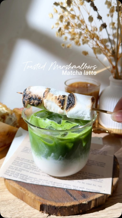 Trying my new chawan with @billieandmatcha Okumidori 🤍 Here’s a Toasted Marshmallow Matcha Latte for today~ still learning how to whisk properly 🙈 can you give me any suggestions how to get my matcha foamy and with micro foams 🥺

Carrot cake from @daylightdelightsph 🧡

#matcha #matchaaddict #matchatea #matchatime #chawan 
toasted marshmallows • matcha latte • homecafe • aesthetic • homebody • drink • recipe • matcha diary • matcha vlog • iced matcha