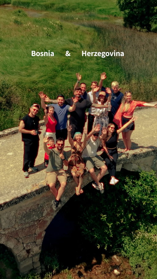How can we get 11 creators from around the world to spend 10 days deep in Bosnia together?

One answer: @robert_dacesin, a man who genuinely loves his country.

We went to Banja Luka, Jajce, Livno, Blidinje, Jablanica, Sarajevo, Mostar, Vodopad Kravice, Vjetrenica. But the best part was always the people. That part, nothing replaces.

Bosnia and Herzegovina is one of Europe’s most underrated countries. Now you’ve seen it. Would you go?

聚集 11 位來自世界各地的頂尖創作者，累積超過一千萬的追蹤人數，@robert_dacesin 做到了！一個來自波士尼亞和赫塞哥維那、真心熱愛這片土地的 YouTuber。

我們走遍巴尼亞盧卡、亞伊采、利夫諾、布利丁涅、亞布拉尼查、塞拉耶佛、莫斯塔爾、克拉維採瀑布、維耶特雷尼查洞穴。

波士尼亞和赫塞哥維那真的是被高度低估的河流天堂：激流泛舟、渡河餐食、浪漫獨木舟、冰凍漂漂河、刺激跳水，應有盡有。

最不可思議的還是這群夥伴真的太給力了！我們一起創造好多快樂和回憶，說真的我想都沒想過，身為唯一來自亞洲的台灣人，竟然能夠出現在這場活動🥹

真的非常感謝 @robert_dacesin 的邀請，以及所有協力夥伴，希望未來能讓更多人看見這片土地的震撼之美。