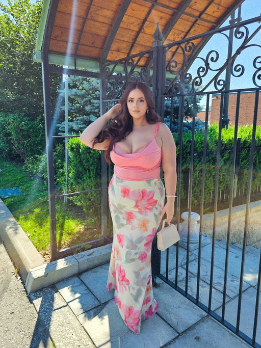 @FashionNovaCurve • that garden party glow 💐

outfit details:
- janet lace trim cowl tank top
- high tea floral chiffon maxi skirt
from @FashionNova 💕

#curvystyle #plussizefashion #plussizestyle