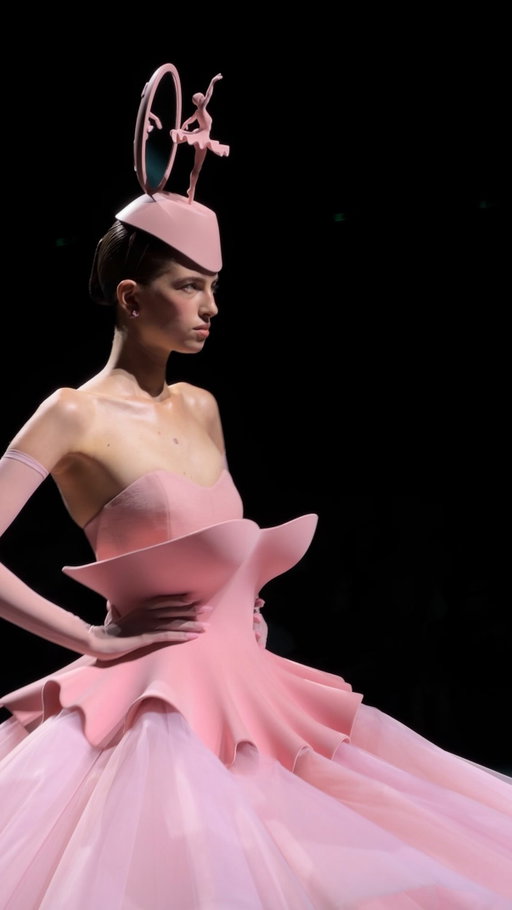 Witnessing wearable art 🖼️ 
A Robert Wun Couture show isn’t just a runway it’s an experience you never forget with @raybanmeta #raybanmeta #raybanmetapartner 

Collaboration commerciale