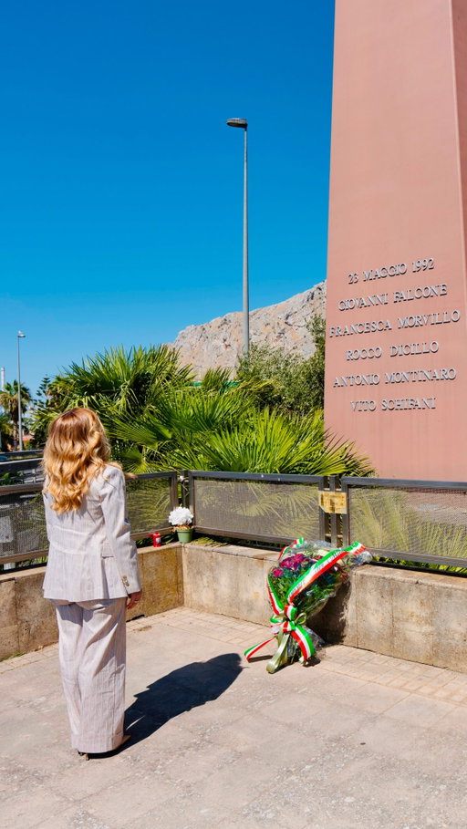 Capaci è uno di quei luoghi che ricordano a tutti noi il sacrificio di Giovanni Falcone, Francesca Morvillo e degli uomini della scorta.

La memoria è un dovere. L’impegno contro la mafia anche.
