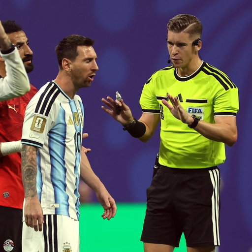 🔴💥 #𝗜𝗻𝗳𝗼𝗿𝗺𝗲𝗔𝗩 | ¿Está siendo favorecida la Selección Argentina realmente por los arbitrajes?

❌ Los números dicen todo lo contrario: 𝟭 𝗲𝗿𝗿𝗼𝗿 𝗮 𝘀𝘂 𝗳𝗮𝘃𝗼𝗿 𝘆 𝟱 𝗲𝗿𝗿𝗼𝗿𝗲𝘀 𝗲𝗻 𝘀𝘂 𝗰𝗼𝗻𝘁𝗿𝗮.

‼️ Sin más correcciones del VAR, Argentina habría sido 𝗽𝗲𝗿𝗷𝘂𝗱𝗶𝗰𝗮𝗱𝗮 𝗲𝗻 𝟯 𝗽𝗮𝗿𝘁𝗶𝗱𝗼𝘀.

✅ Inglaterra es ligeramente favorita para llevarse la victoria tras las polémicas arbitrales.

⚠️ Datos de @kalshifutbol.

#Argentina #Inglaterra #FIFA #Publi