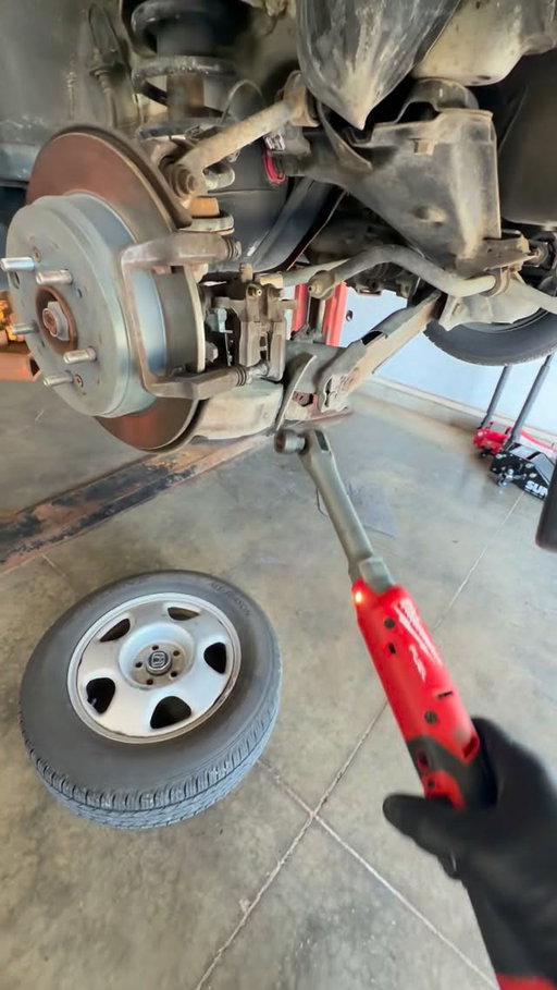 The brand new @milwaukeetool extended reach 3059-20 3/8 ratchet. As many know the standard length 1/4” and even the 3/8” I wasn’t a massive fan of but these feel different. Not sure if it’s the extra length that gives them a more balanced feel with speed and torque but something feels different for sure as I use them more and more I’ll be back with more feedback.