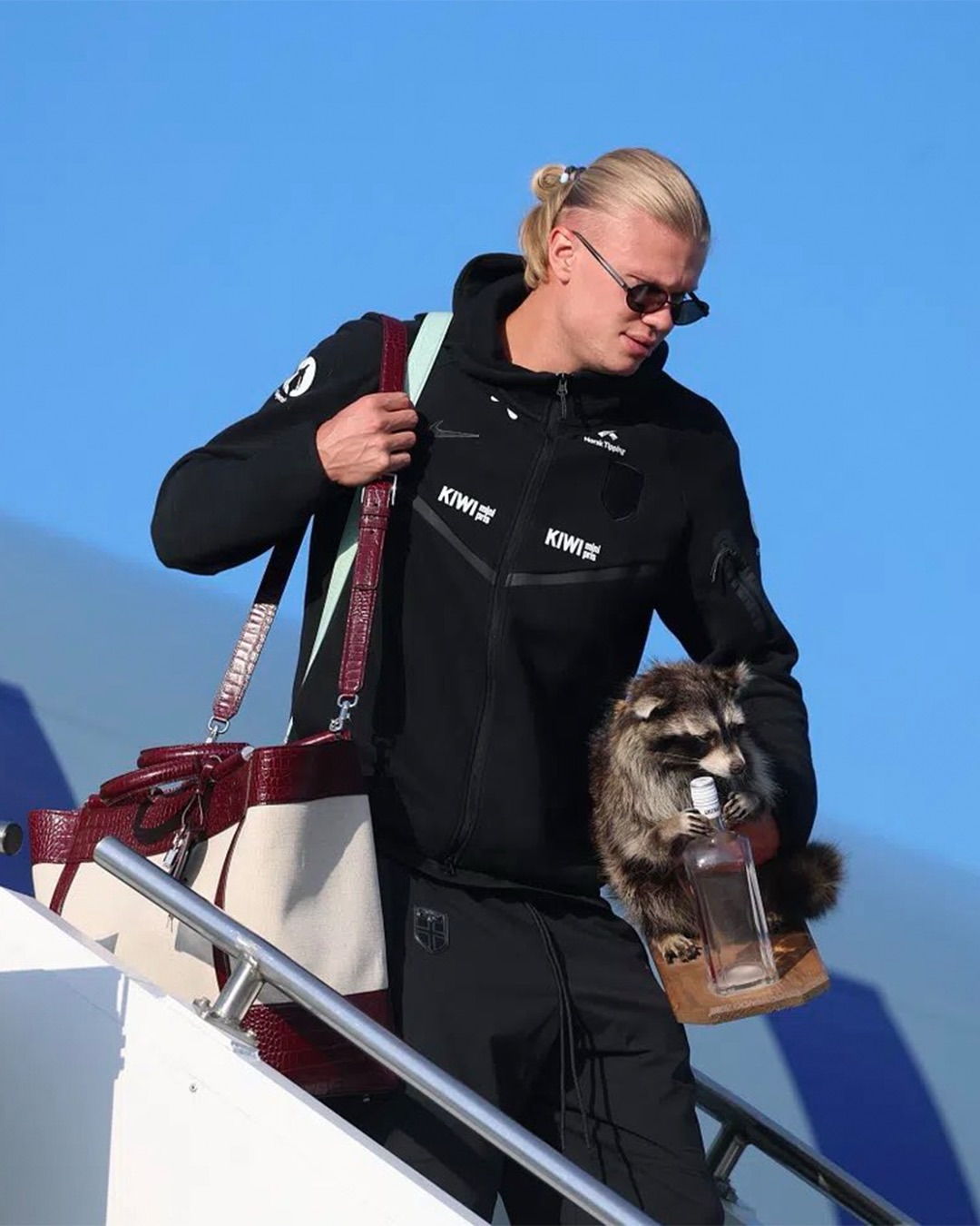 Erling Haaland arrives back in Norway after the World Cup with an interesting souvenir 😂