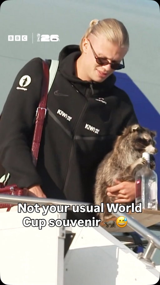 Erling Haaland arrived back in Norway with an unusual souvenir from the World Cup… 🤔🦝