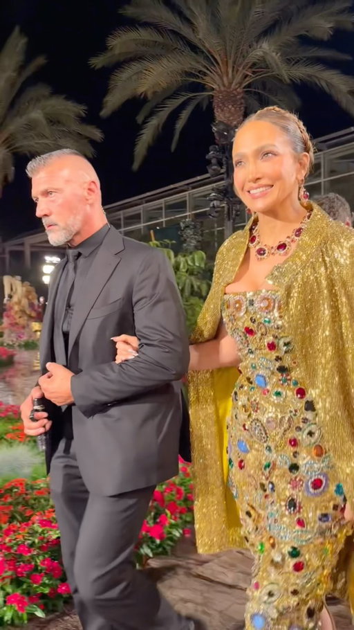Following her appearance at the Wimbledon men’s final on Sunday, #JenniferLopez has arrived at the @DolceGabbana Alta Moda show in Sicily.