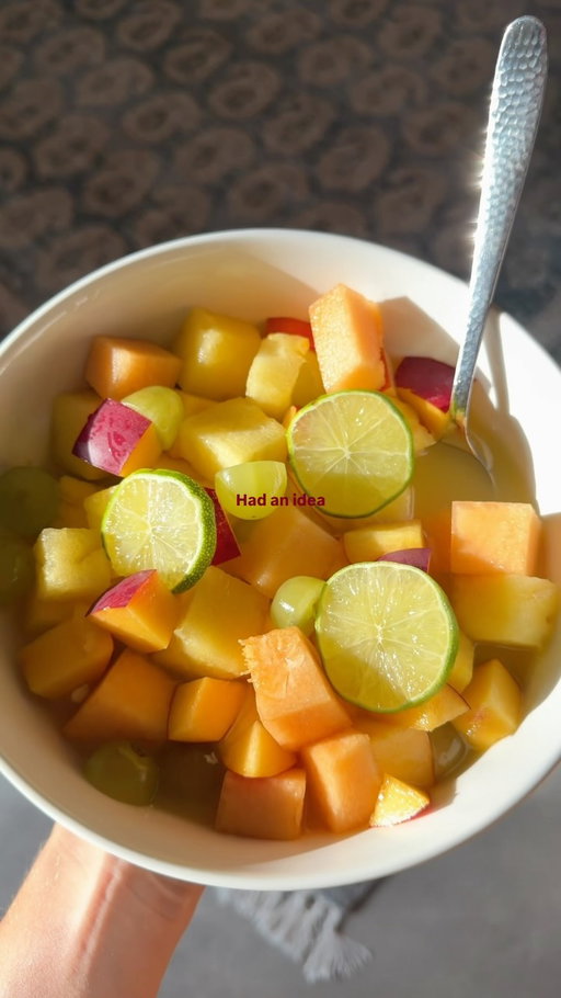 Eat your fruit salad & drink it too 🍊✨

Fresh fruit + orange juice + Nowadays = perfection