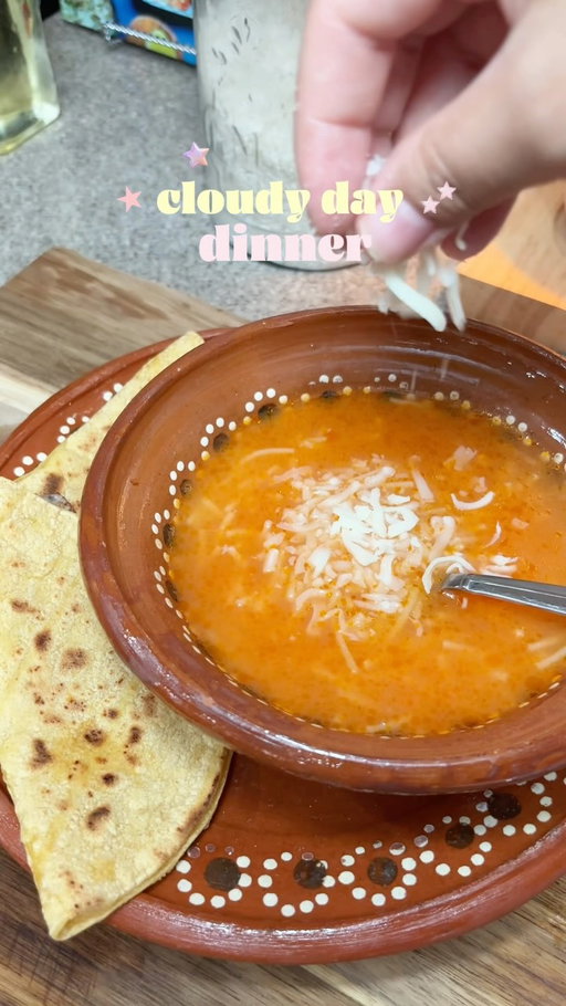 does anyone else put mayonesa in their sopita or is it just me? 😅 

#girldinner #sopitadefideo #recetasfaciles #easydinner #cenadehoy